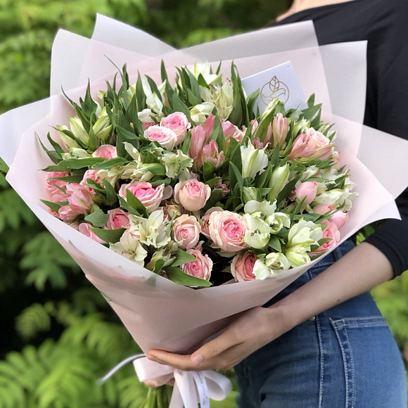 Альстромерии и розы