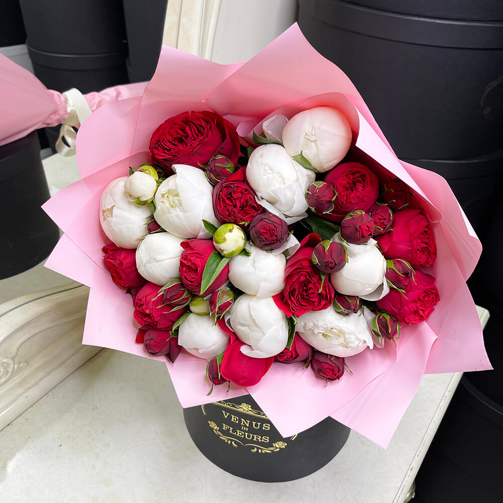 Розы и пионы